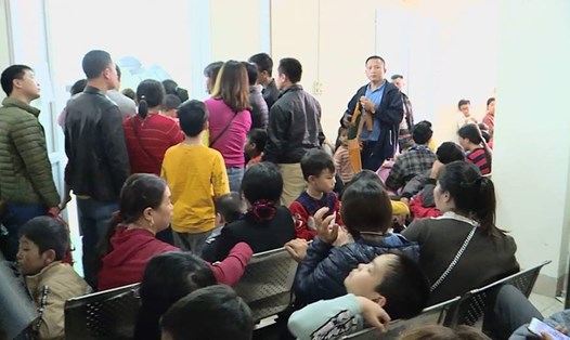 Hàng nghìn phụ huynh của huyện Thuận Thành đã đưa con đến bệnh viện để xét nghiệm sán lợn. Ảnh: TPO