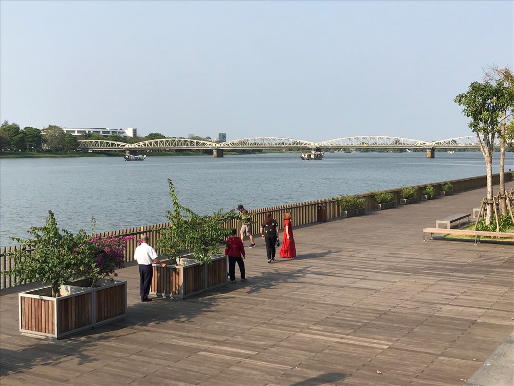 Cầu đi bộ bằng gỗ lim dọc sông Hương