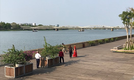 Cầu đi bộ bằng gỗ lim dọc sông Hương