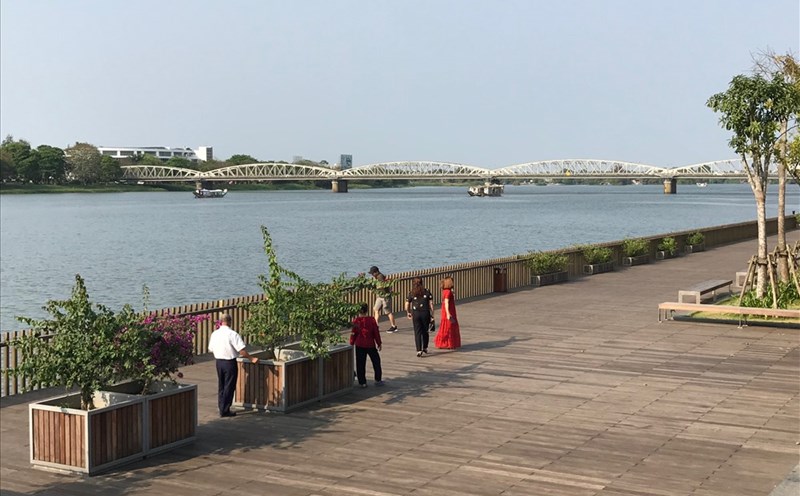 Cầu đi bộ bằng gỗ lim dọc sông Hương