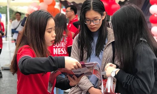 Học sinh các trường THPT của Hà Nội đến Trường ĐH Kinh tế quốc dân nghe tư vấn tuyển sinh.