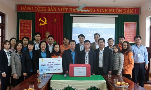 Lãnh đạo Công đoàn Điện lực Việt Nam trao quà cho CBCNV trong ngành nhân dịp Tết Nguyên đán Kỷ Hợi 2019. Ảnh: N.L