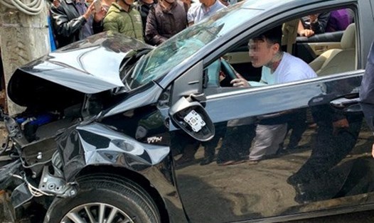 Thanh niên nghi ngáo đá và hiện trường vụ tai nạn liên hoàn tại Lâm Đồng ngày 14.3 (ảnh cắt từ clip).