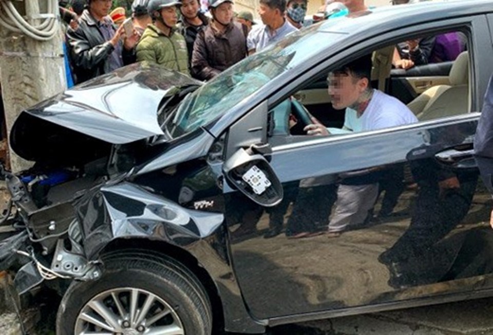 Thanh niên nghi ngáo đá và hiện trường vụ tai nạn liên hoàn tại Lâm Đồng ngày 14.3 (ảnh cắt từ clip). Thanh niên nghi ngáo đá và hiện trường vụ tai nạn liên hoàn tại Lâm Đồng ngày 14.3 (ảnh cắt từ clip).
