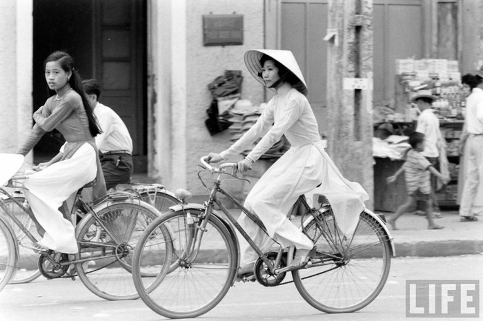 Áo dài trên đường phố Huế. Ảnh chụp của Tạp chí Life năm 1961