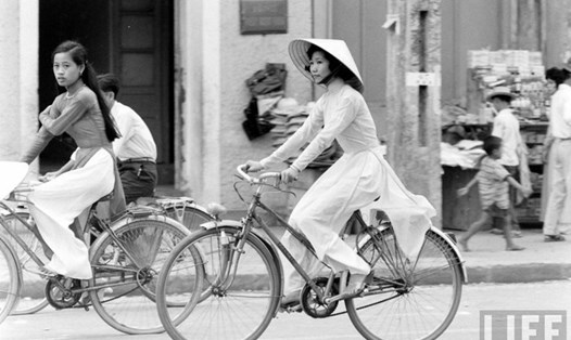 Áo dài trên đường phố Huế. Ảnh chụp của Tạp chí Life năm 1961
