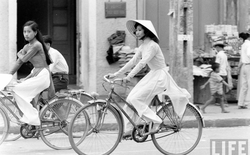 Áo dài trên đường phố Huế. Ảnh chụp của Tạp chí Life năm 1961