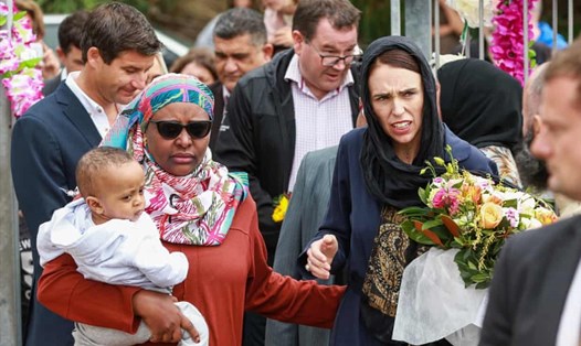 Thủ tướng New Zealand Jacinda Ardern đến đặt hoa tại nhà thờ Kilbirnie ở thủ đô Wellington. Ảnh: Getty Images