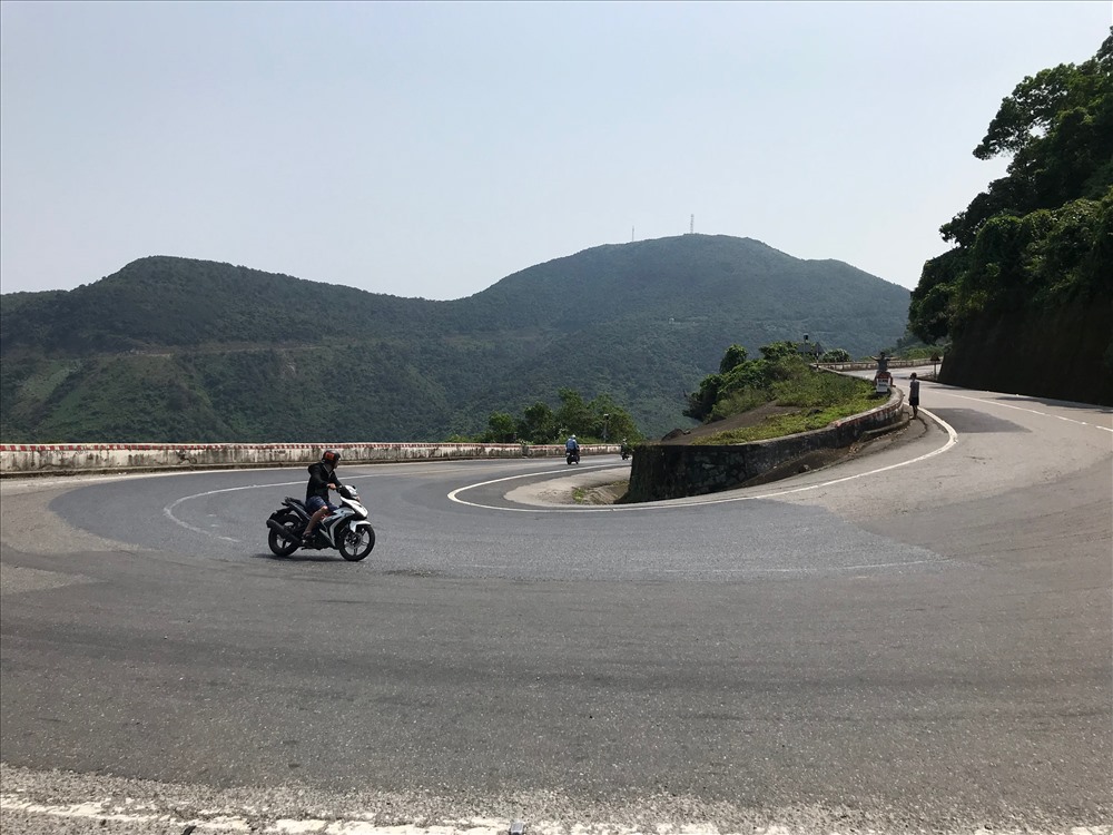 Một góc của rất nguy hiểm nhưng... tuyệt đẹp trên đèo Hải Vân