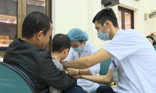 Những ngày qua đã có hàng nghìn gia đình ở huyện Thuận Thành (Bắc Ninh) đưa con lên Hà Nội xét nghiệm sán lợn. Ảnh: TAN