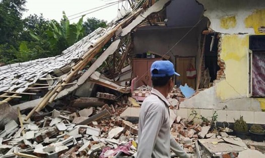 Một ngôi nhà sập sau động đất ngày 17.3 ở Indonesia. Ảnh: BNPB. 