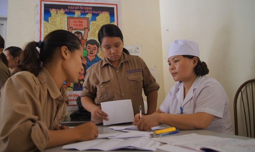 Tư vấn, chăm sóc sức khỏe sinh sản cho lao động nữ ở chi nhánh Luyện đồng Lào Cai. Ảnh: N.V