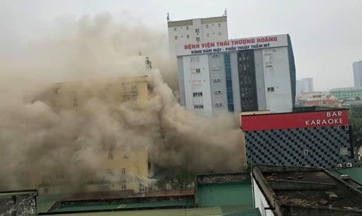 Cột khói bao trùm tòa nhà