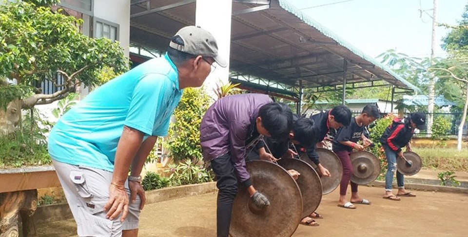 Học sinh Trường THCS Bù Gia Mập đang học đánh cồng, chiêng. Ảnh: V.T Học sinh Trường THCS Bù Gia Mập đang học đánh cồng, chiêng. Ảnh: V.T