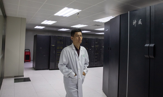 Một nhân viên đi gần các siêu máy tính tại Trung tâm siêu máy tính quốc gia ở Tế Nam, tỉnh Sơn Đông. Ảnh: EPA