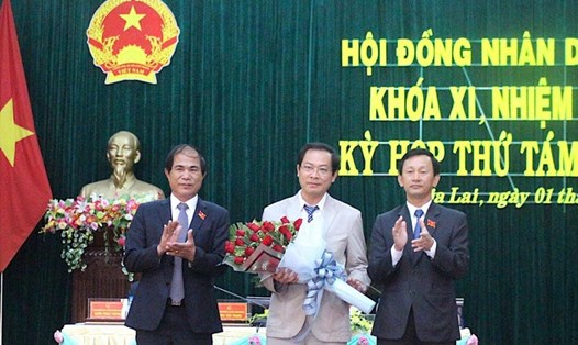 Ông Đỗ Tiến Đông (cầm hoa) được Thủ tướng phê chuẩn giữa chức Phó Chủ tịch UBND tỉnh Gia Lai. Ảnh: PV