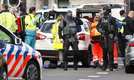 Cảnh sát tại hiện trường vụ nổ súng ở Quảng trường 24.10, Utrecht, Hà Lan. Ảnh: Sky News