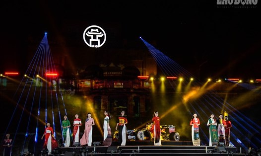 Chương trình nghệ thuật chào mừng Việt Nam chính thức đăng cai Giải đua xe F1 diễn ra hồi tháng 11.2018. Trong sự kiện này, khán giả Việt Nam cũng đã được tận mắt chứng kiến những chiếc xe F1. Ảnh: Phan Anh