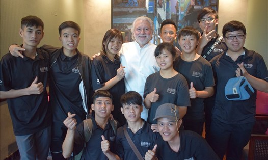 Bếp trưởng Alain Dutournier và các học viên trẻ Trường KOTO ở Hà Nội.