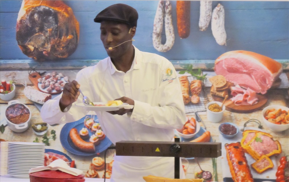 Đầu bếp Raphael Rinimo - thành viên Hiệp hôi Vua Đầu bếp Pháp - phô diễn tài năng chế biến ẩm thực tại Hà Nội. Ảnh: L.Q.V