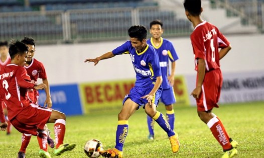 U19 Phú Yên (áo xanh) là đội bóng có biểu hiện thi đấu thiếu tích cực rõ nhất. Ảnh: Khả Hoà 