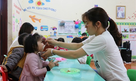 Giáo viên Trường Mầm non Thanh Khương đang cho trẻ ăn tại trường.