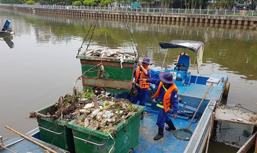 Việc vớt rác trên sông do Công ty môi trường thực hiện, các tổ chức tự phát muốn vớt thì phải đăng ký với cơ quan chức năng.