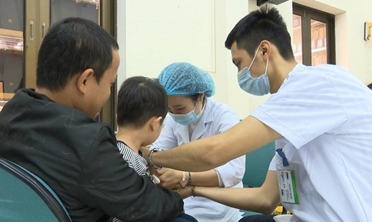 Trẻ ở Bắc Ninh được đưa đi xét nghiệm sán lợn