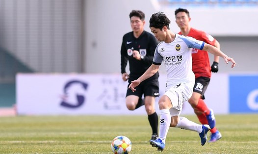Công Phượng được ra sân gần 30 phút trong trận gặp Sangju Sangmu. 