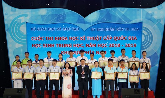 Những học sinh đạt giải nhất cuộc thi khoa học kỹ thuật cấp quốc gia phía Nam