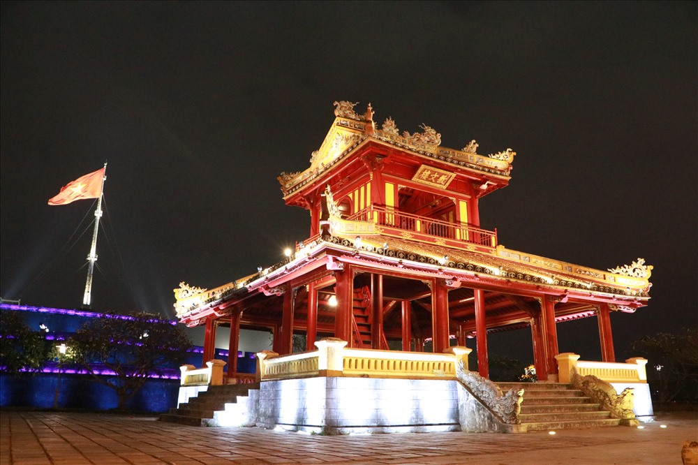 Phu Văn Lâu nằm trước Kỳ đài (Kinh thành Huế), trước kia, đây là nơi niêm yết những chiếu thư của Vua thời Nguyễn hay bảng kết quả các cuộc thi Hội, thi Ðình.