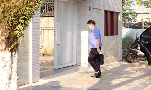 Cơ quan chức năng đang tiến vào nhà ông Nguyễn Thanh Sang ở 21 Nguyễn Hữu Thống- quận Sơn Trà, Đà Nẵng
