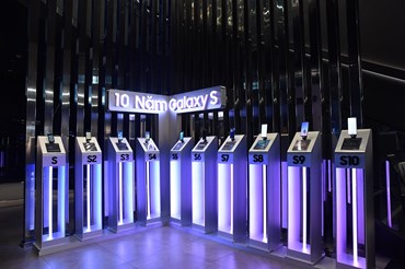 Không gian trưng bày 10 thế hệ smartphone Galaxy S của Samsung tại Showcase.