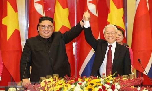 Tổng Bí thư, Chủ tịch Nước Nguyễn Phú Trọng chào mừng Chủ tịch Triều Tiên Kim Jong-un. Ảnh: TTXVN. 