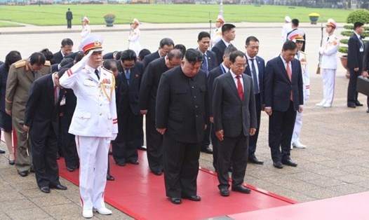Chủ tịch Triều Tiên Kim Jong-un vào Lăng viếng Chủ tịch Hồ Chí Minh. Ảnh: Hải Nguyễn. 