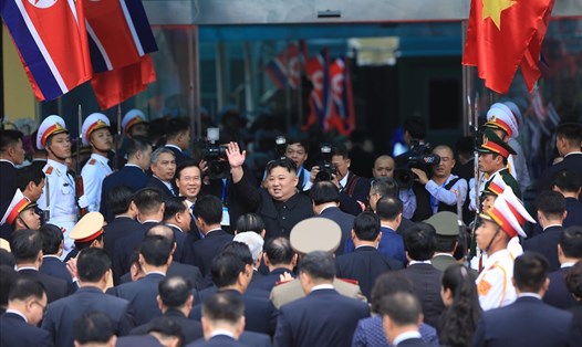 Chủ tịch Kim Jong-un vẫy tay chào người dân Việt Nam trước khi lên tàu về nước. Ảnh MN