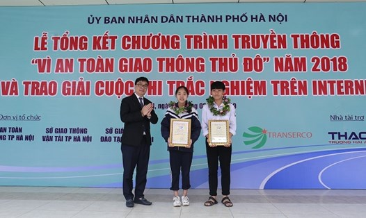  Giám đốc Sở Giao thông vận tải TP Hà Nội Vũ Văn Viện trao Giải Nhất cho 2 thí sinh