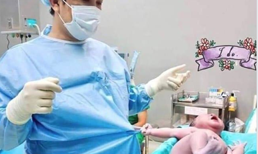 Hình ảnh bé sơ sinh bám lấy áo bác sĩ đầy thú vị