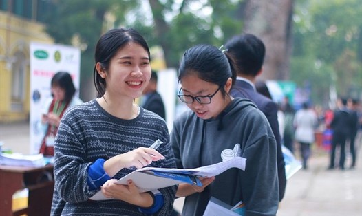 Học sinh Trường THPT Chu Văn An tham gia sự kiện tư vấn tuyển sinh do nhà trường tổ chức. Ảnh: CVA