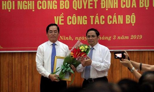 Ông Phạm Minh Chính - Trưởng Ban Tổ chức Trung ương  trao Quyết định của Bộ Chính trị phân công ông Phạm Viết Thanh giữ chức vụ Bí thư Tỉnh ủy Tây Ninh.