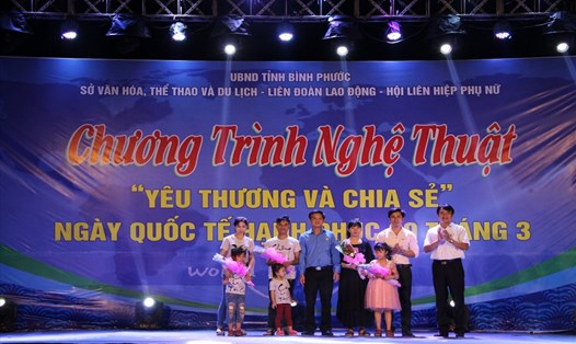 LĐLĐ tỉnh Bình Phước đã biểu dương, khen thưởng các gia đình công nhân tiêu biểu. Ảnh: S.H
