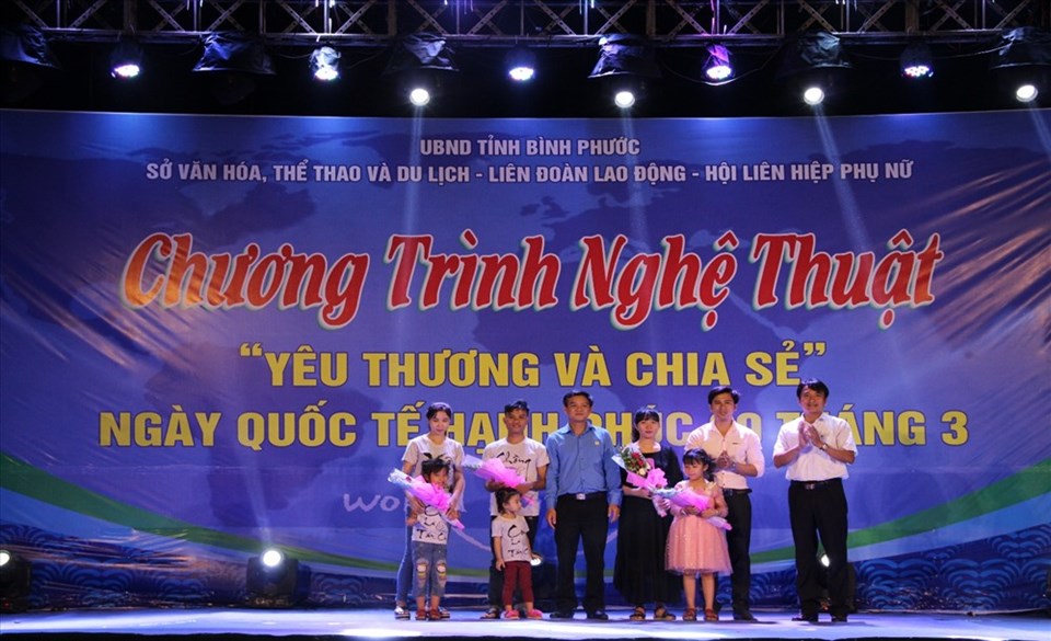 LĐLĐ tỉnh Bình Phước đã biểu dương, khen thưởng các gia đình công nhân tiêu biểu. Ảnh: S.H LĐLĐ tỉnh Bình Phước đã biểu dương, khen thưởng các gia đình công nhân tiêu biểu. Ảnh: S.H