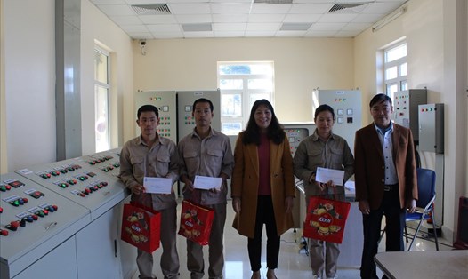 Chủ tịch LĐLĐ tỉnh Lai Châu Nguyễn Thị Thiện thăm và tặng quà cho công nhân lao động Cty CP nước sạch Lai Châu.