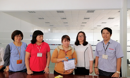 Đại diện CĐCS Công ty Freewell trao số tiền hỗ trợ cho CN Bùi Thị Trang. Ảnh: T.H