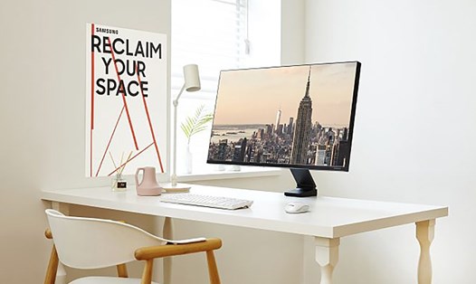 Màn hình Samsung Space với thiết kế linh hoạt giúp giải phóng không gian bàn làm việc.