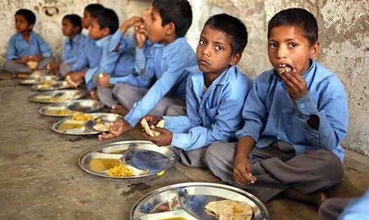 Nhiều vụ việc liên quan đến thực phẩm bẩn trong trường học trên thế giới từng được phát hiện. Ảnh: India Times