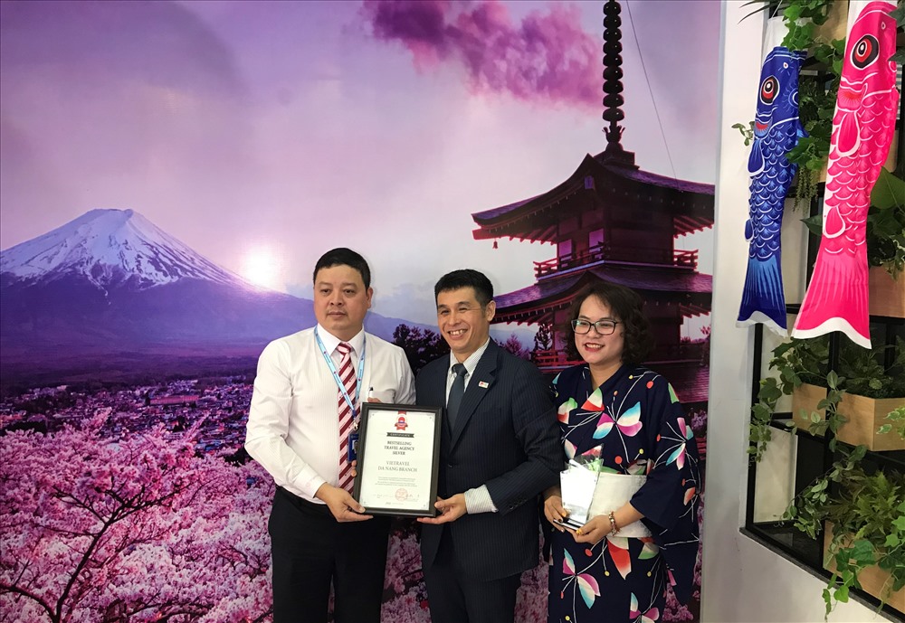 ông Takahashi (mặc vest)- Trưởng đại diện Cơ quan xúc tiến du lịch Nhật Bản tại Việt Nam (JNTO) trao giấy chứng nhận vinh danh trong hạng mục Bestselling Travel Agency – Silver cho ông Đoàn Hải Đăng (áo trắng) - Giám đốc Vietravel Đà Nẵng.
