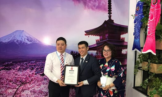 ông Takahashi (mặc vest)- Trưởng đại diện Cơ quan xúc tiến du lịch Nhật Bản tại Việt Nam (JNTO) trao giấy chứng nhận vinh danh trong hạng mục Bestselling Travel Agency – Silver cho ông Đoàn Hải Đăng (áo trắng) - Giám đốc Vietravel Đà Nẵng.