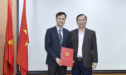 Phó Thống đốc NHNN - ông Đào Minh Tú trao Quyết định bổ nhiệm Phó Chánh TTGSNH cho ông Nguyễn Trọng Du