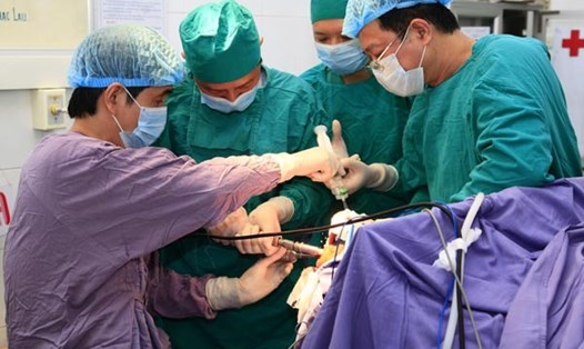 Các bác sĩ thực hiện phẫu thuật khối u khổng lồ